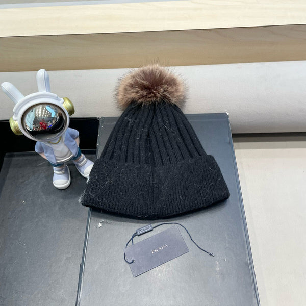 Bonnet noir tricoté Prada doublé polaire avec pompon en vraie fourrure de renard 125676