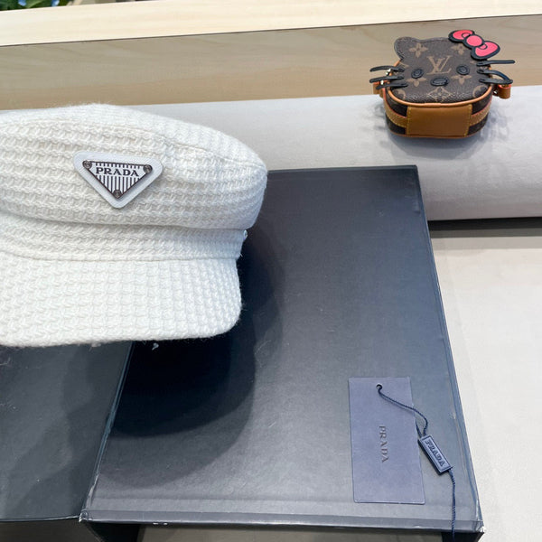 Prada Élégant Chapeau en Laine Tricotée Blanche 125658