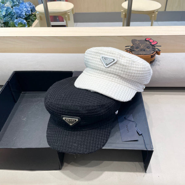 Prada Élégant Chapeau en Laine Tricotée Blanche 125658