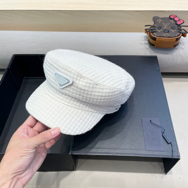 Prada Élégant Chapeau en Laine Tricotée Blanche 125658