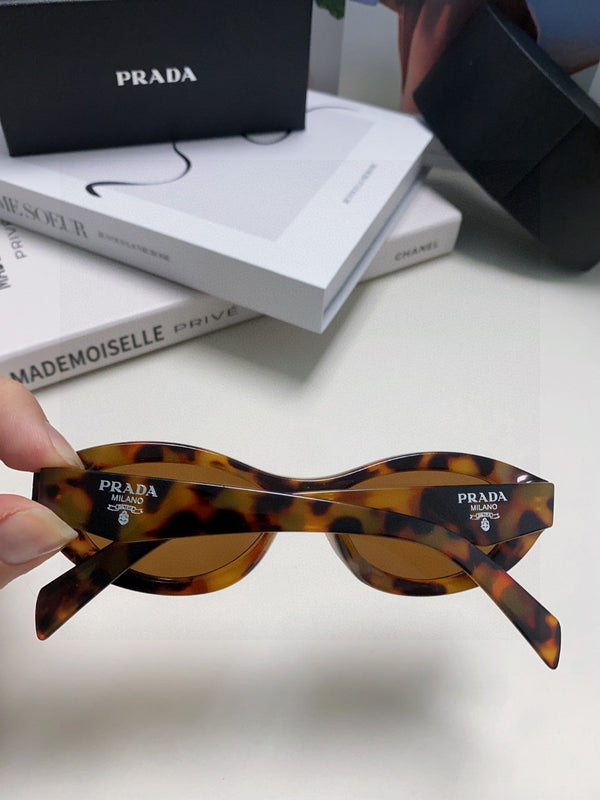 Lunettes de soleil Prada 18