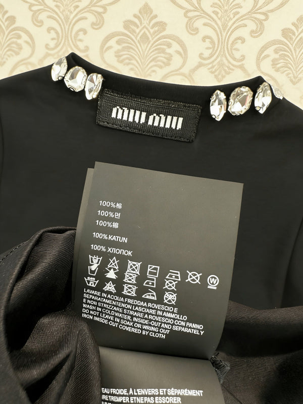 T-shirt Chanel noir en coton à col rond et manches courtes orné de perles 133330