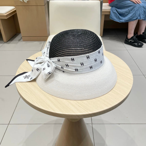 Chapeau Chanel en paille blanche et noire avec un ruban en soie blanche 192276