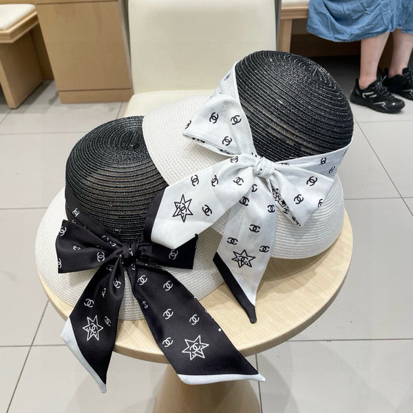 Chapeau Chanel en paille blanche et noire avec un ruban en soie blanche 192276