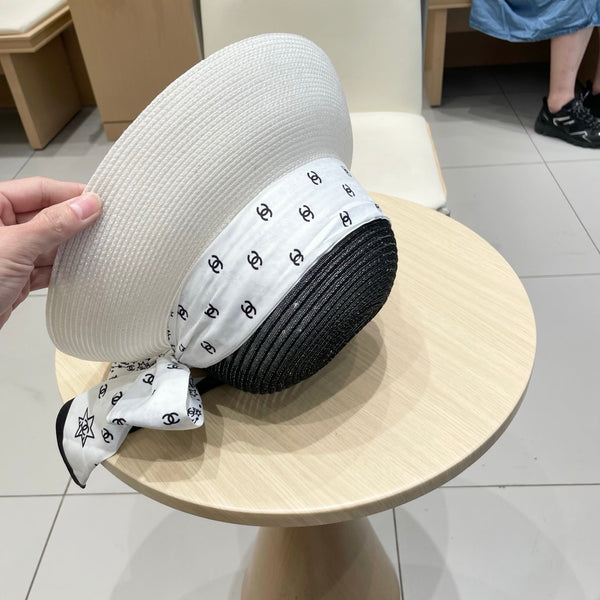 Chapeau Chanel en paille blanche et noire avec un ruban en soie blanche 192276