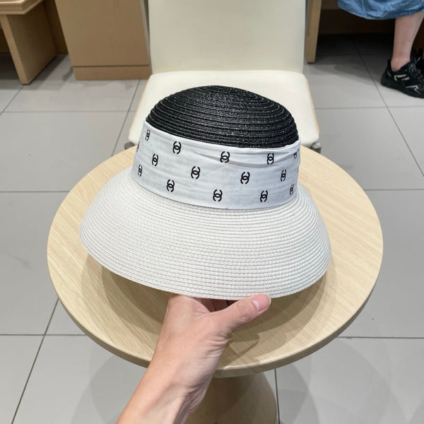 Chapeau Chanel en paille blanche et noire avec un ruban en soie blanche 192276