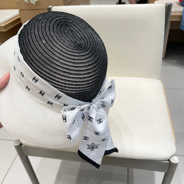 Chapeau Chanel en paille blanche et noire avec un ruban en soie blanche 192276