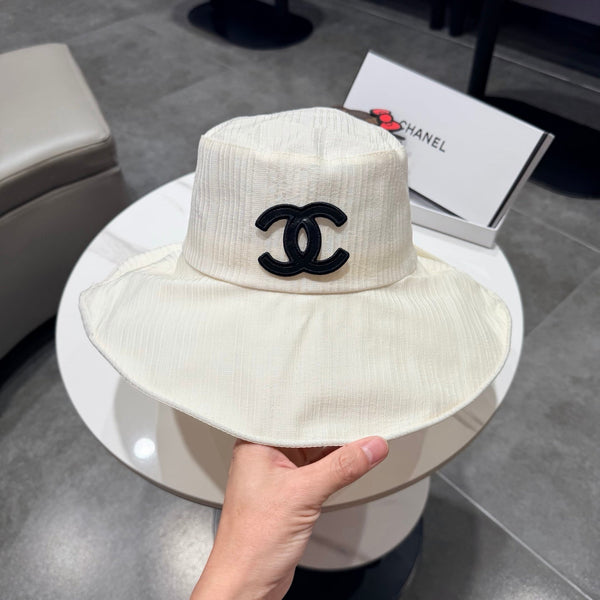 Bob Chanel à large bord blanc en tissu 192258