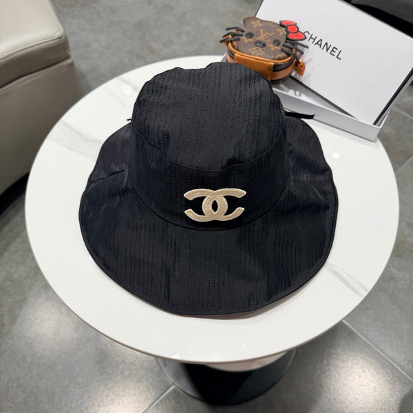 Bob Chanel à large bord noir en tissu 192257