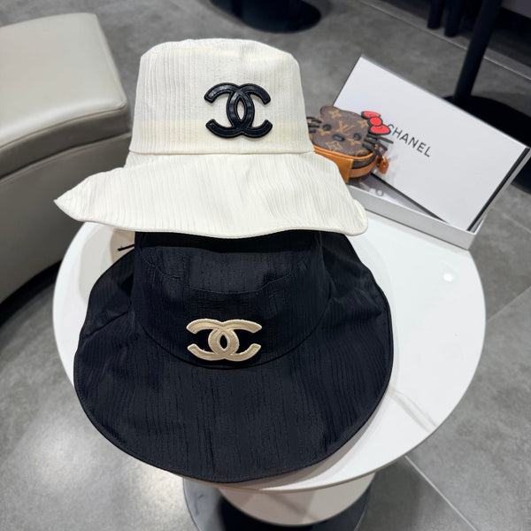 Bob Chanel à large bord noir en tissu 192257