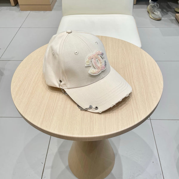 Casquette de baseball Chanel avec chaîne beige en tissu 192200