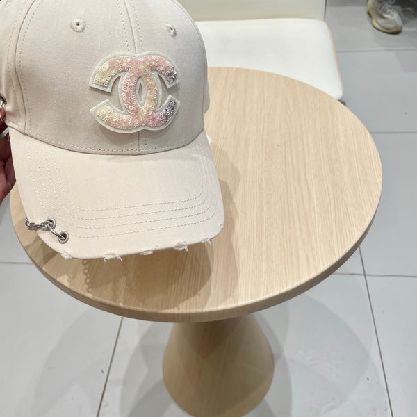 Casquette de baseball Chanel avec chaîne beige en tissu 192200
