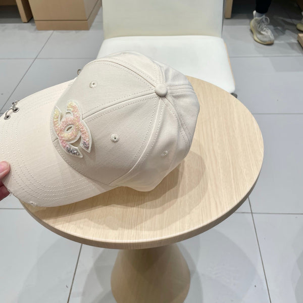 Casquette de baseball Chanel avec chaîne beige en tissu 192200