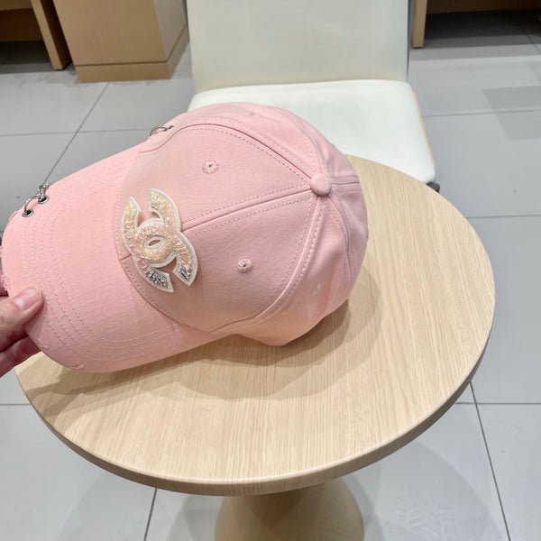 Casquette Chanel en tissu rose avec chaîne 192197