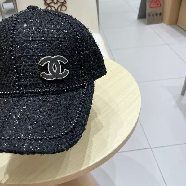Casquette Chanel en Tissu Noir avec Perles Lourdes 192120