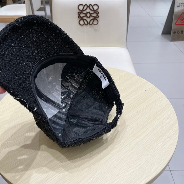 Casquette Chanel en Tissu Noir avec Perles Lourdes 192120