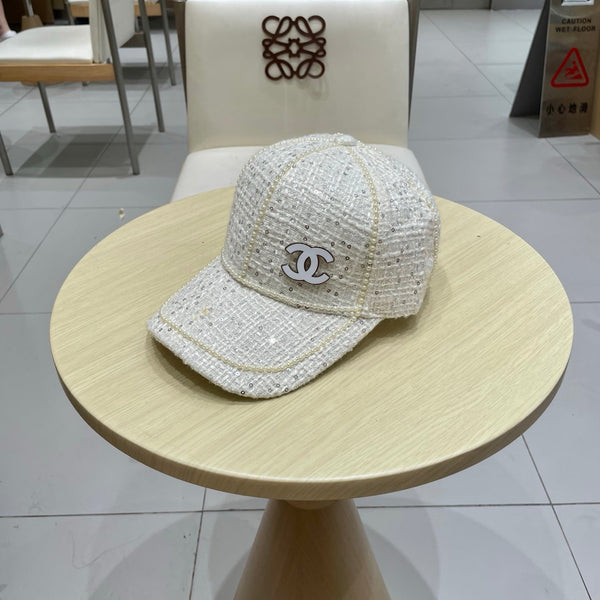 Casquette de baseball Chanel en toile blanc cassé ornée de perles 192119