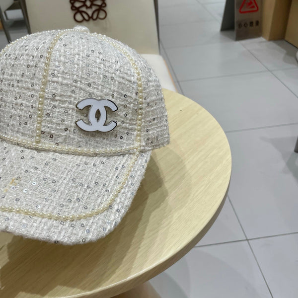 Casquette de baseball Chanel en toile blanc cassé ornée de perles 192119