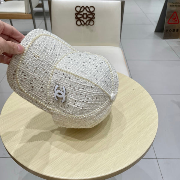 Casquette de baseball Chanel en toile blanc cassé ornée de perles 192119