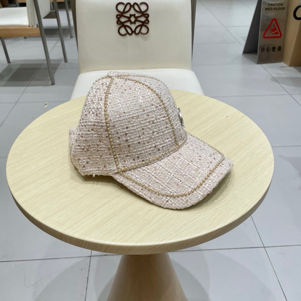 Casquette de baseball Chanel en tissu rose clair à grosses perles 192118