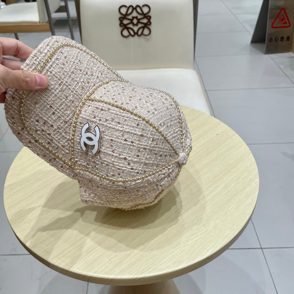Casquette de baseball Chanel en tissu rose clair à grosses perles 192118