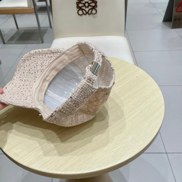 Casquette de baseball Chanel en tissu rose clair à grosses perles 192118
