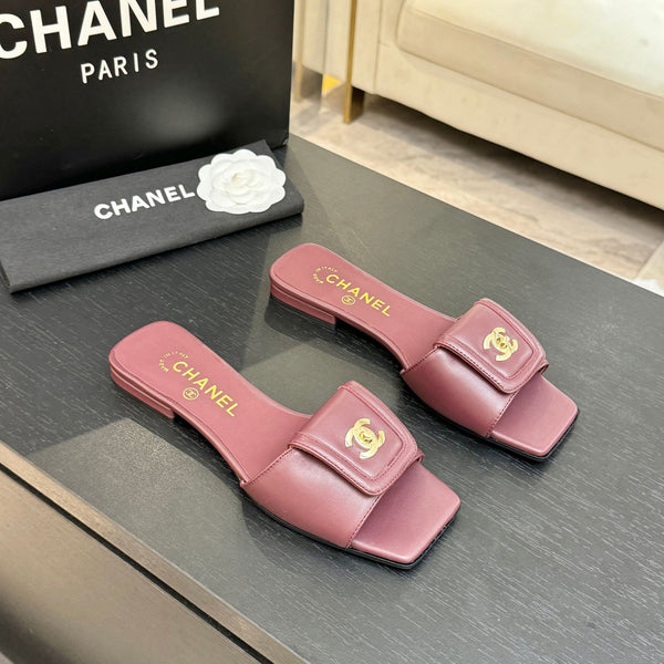 Chanel 26C Mules à bout carré et boucle Double C en agneau bordeaux 673025