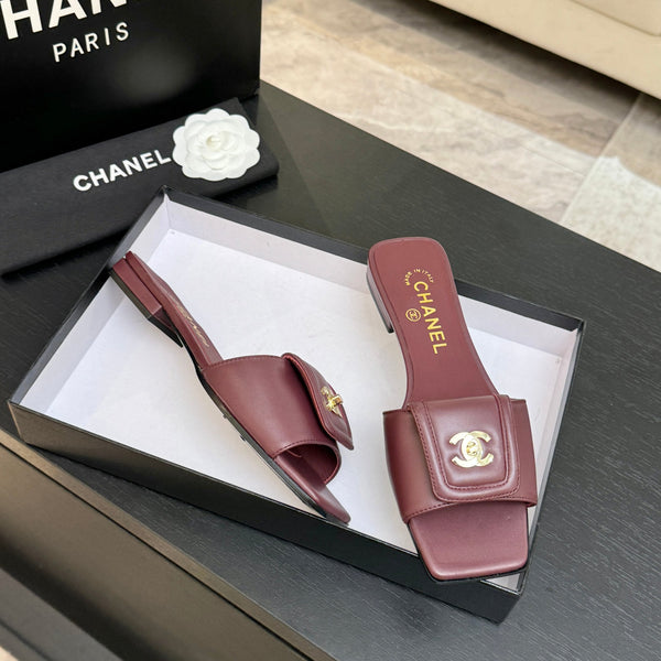 Chanel 26C Mules à bout carré et boucle Double C en agneau bordeaux 673025