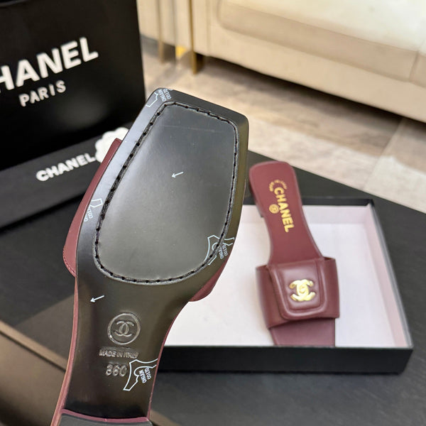 Chanel 26C Mules à bout carré et boucle Double C en agneau bordeaux 673025