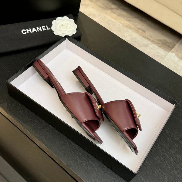 Chanel 26C Mules à bout carré et boucle Double C en agneau bordeaux 673025