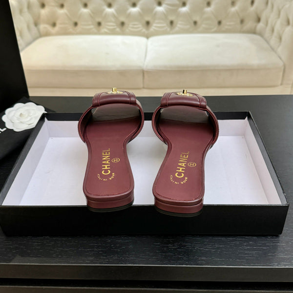 Chanel 26C Mules à bout carré et boucle Double C en agneau bordeaux 673025