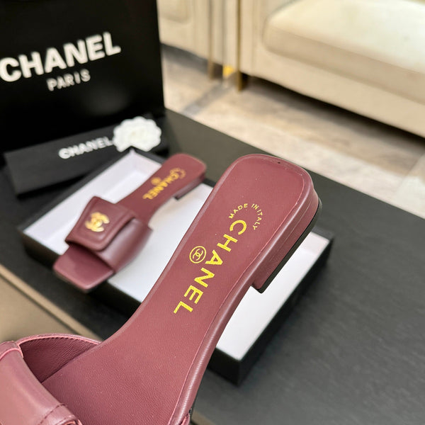 Chanel 26C Mules à bout carré et boucle Double C en agneau bordeaux 673025
