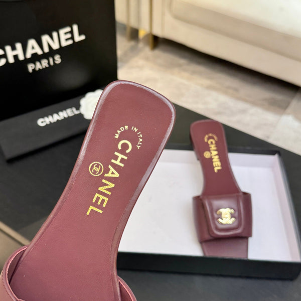 Chanel 26C Mules à bout carré et boucle Double C en agneau bordeaux 673025