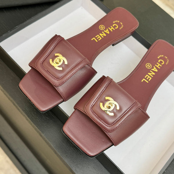 Chanel 26C Mules à bout carré et boucle Double C en agneau bordeaux 673025