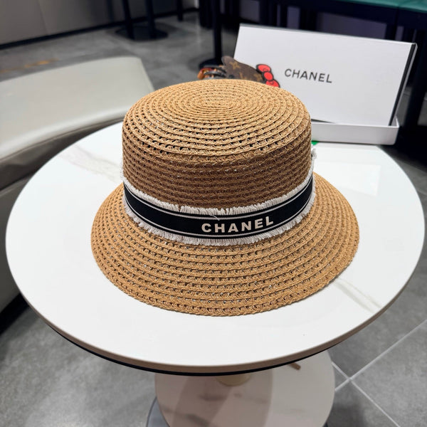 Chanel Élégant Chapeau Camel Noir en Paille 197761
