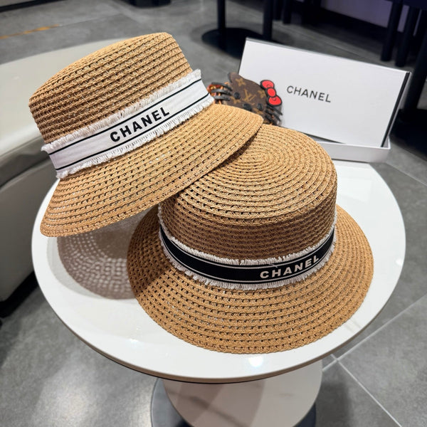 Chanel Élégant Chapeau Camel Noir en Paille 197761