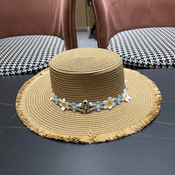 Chapeau de soleil de plage Chanel bleu et blanc floral chameau en paille 197496