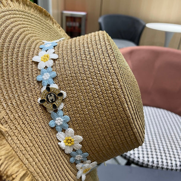 Chapeau de soleil de plage Chanel bleu et blanc floral chameau en paille 197496
