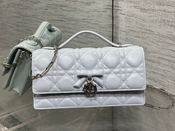 Pochette Dior 26 Bow Pearl Chain Agneau Gris Clair Clouté SHW