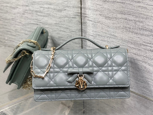 Pochette Dior 26 avec chaîne perlée Bow en cuir d'agneau gris ciment GHW