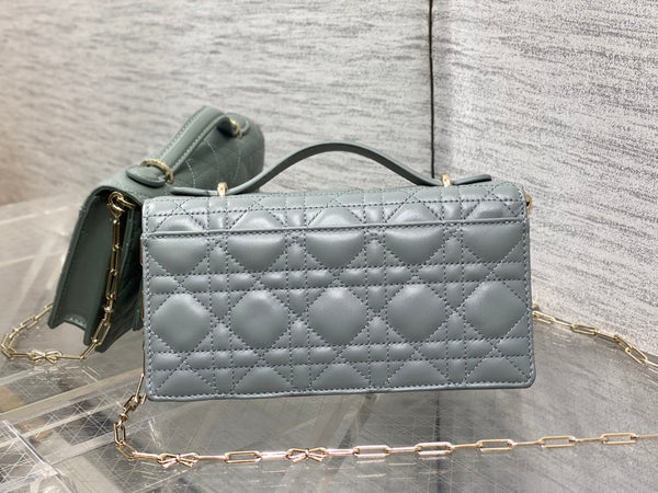 Pochette Dior 26 avec chaîne perlée Bow en cuir d'agneau gris ciment GHW