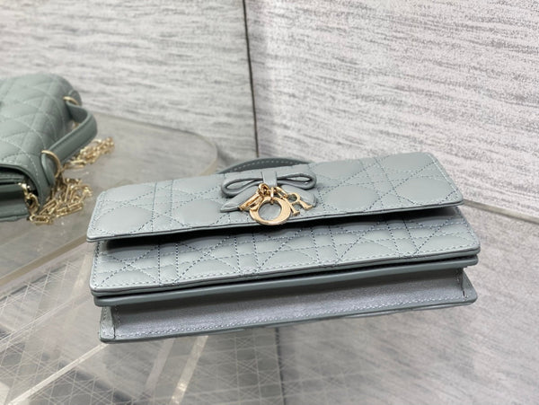 Pochette Dior 26 avec chaîne perlée Bow en cuir d'agneau gris ciment GHW