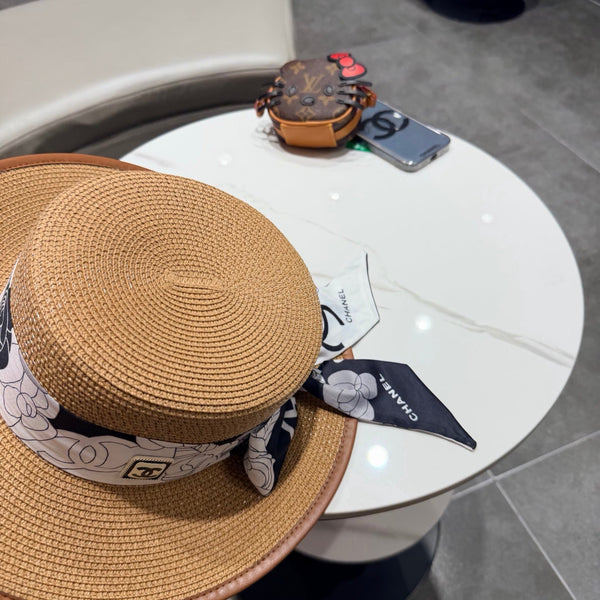 Chapeau en Paille Chanel à Calotte Plate Camel 201531