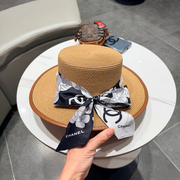 Chapeau en Paille Chanel à Calotte Plate Camel 201531