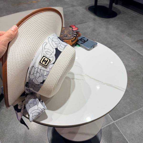 Chapeau de paille blanc à dessus plat Chanel 201529