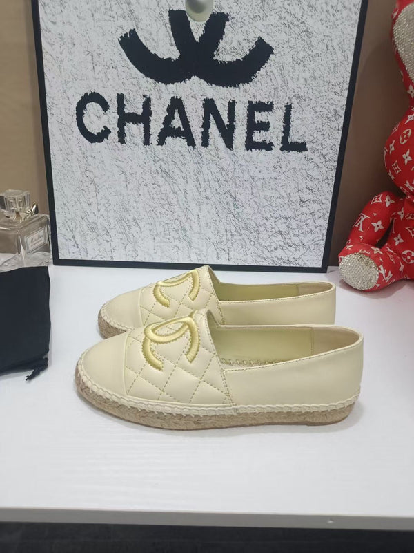 Chanel Espadrilles Crème Clair en Cuir de Vachette 684837