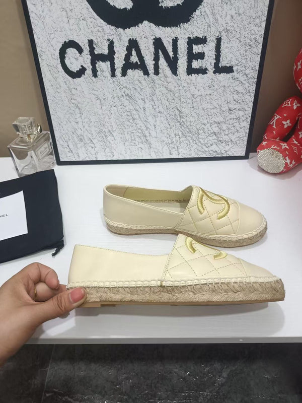 Chanel Espadrilles Crème Clair en Cuir de Vachette 684837