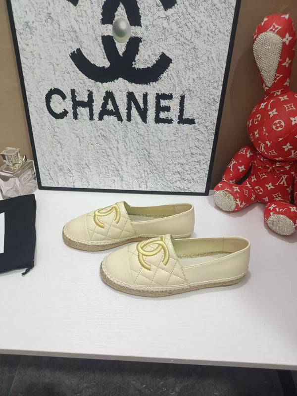 Chanel Espadrilles Crème Clair en Cuir de Vachette 684837
