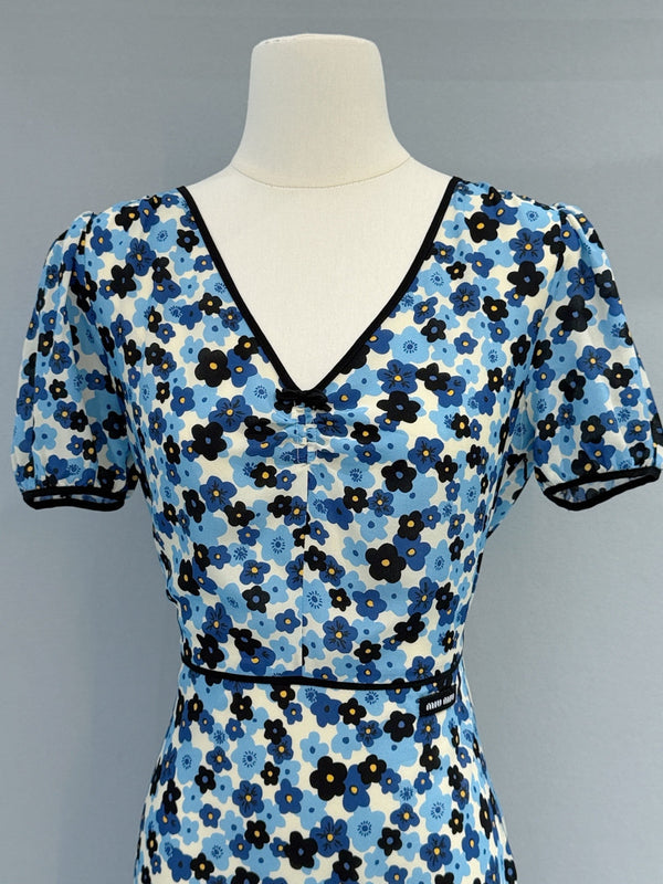 Robe Miu Miu en soie de mûrier à col en V fleuri bleu 221190