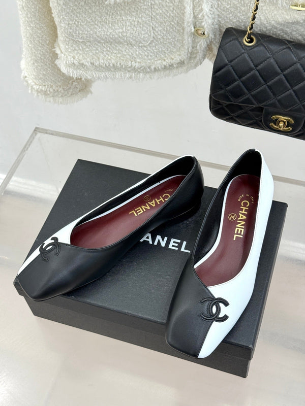 Ballerines plates CC 26S Double C Patchwork Noir Blanc en cuir de vachette 706366